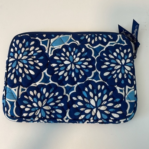 Vera Bradley quilted blue floral tablet / ipad case - Picture 2 of 4
